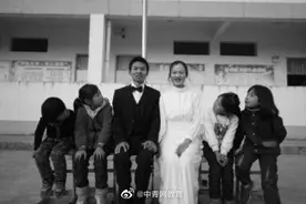 支教情侣婚纱照：乡村学校里拍出最美婚纱照图片