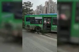 防城港一电动车被公交车卷入车底，几乎碎成“零件”，男骑手跳车逃生图片