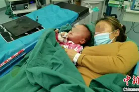 女儿患罕见骨病 湖北“90后”妈妈截骨救女图片