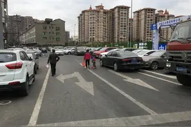 五车道“瘦”成两车道，未交付道路咋变成“停车场”？图片