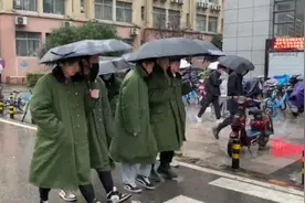 大一男生组团穿军大衣上课，网友：潮流又保暖视频封面