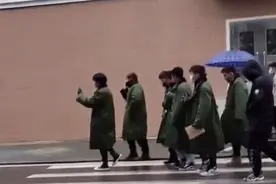 拉风！大一男生组团穿军大衣上课：太冷了，只是为了保暖图片