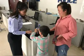 小孩独自在家睡觉醒后不慎走失，厚街社区民警找到家人图片