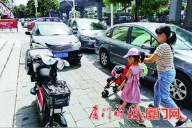 车辆违停、商家占道经营 自行车道骑行有点难图片