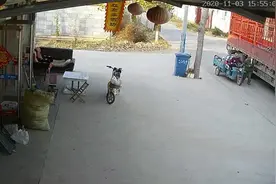 长葛一老汉村内行走，被大货车撞倒在地图片