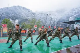 重庆城口：首场降雪后 大巴山下武警官兵坚守战位图片