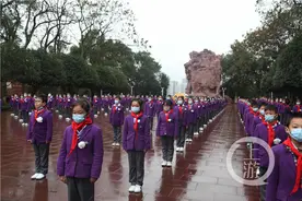 纪念“11·27”革命烈士殉难71周年 200余名师生歌乐山烈士陵园缅怀英烈图片