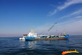 河北秦皇岛：渤海海域更换冬季航标图片