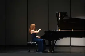 陈萨弹贝多芬奏鸣曲：与其在悲苦中呻怨，不如歌颂生之伟大图片