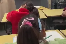 小学生考试进步大 老师奖励爱的抱抱图片