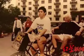 马拉多纳的成都记忆：骑三轮、借自行车，签名合影从不拒绝图片