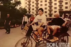 马拉多纳曾来成都 骑人力三轮车绕着锦江宾馆转了一圈图片