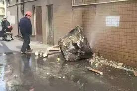 灵山六峰山景区一块巨石滚落山脚 景区回应图片