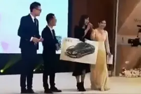 女子抽奖中了一辆林肯轿车，主办方赖账辩称：奖品是内定给员工的图片