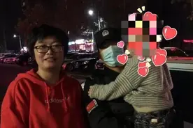 71秒丨3岁男孩寒夜独自过马路 热心女子“搭讪”未果一把抱起孩子报警图片