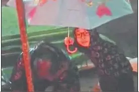 10岁娃雨夜主动给施工工人撑伞 走红后非常淡定图片