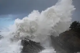 美国俄勒冈州巨浪滔天 彩虹与海浪交相辉映图片