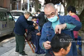 南宁街头理发师日赚百元 技艺娴熟吸引回头客图片