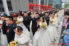 雨后的彩虹最美，淬火的爱情更坚！武汉公安38对新人喜结良缘图片