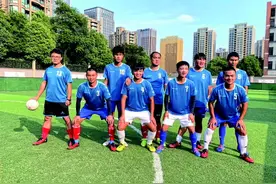 盲人踢足球，会是什么样？图片