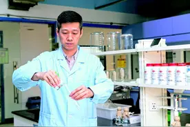 跟“毒书皮毒跑道”较劲的“硬核老爸”图片