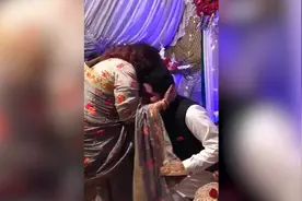 巴基斯坦婚礼现场丈母娘赠送女婿AK47步枪 女儿面露尴尬图片