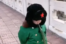 萌娃穿姥爷同款军大衣还模仿姥爷走路，姿势一模一样，网友：今年最靓的妞图片