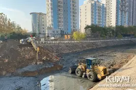 河北保定对主城区4条河道进行秋冬季清淤整治图片