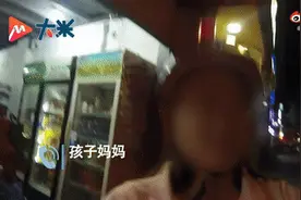 3岁女童坐妈妈摩托上睡着，交警拦下后一个举动暖化了图片
