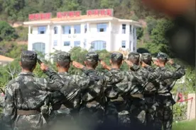 临别之际，老兵们最后的坚守图片