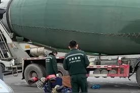 突发！济南凤凰山路一水泥罐车转弯时碾压骑车男子图片