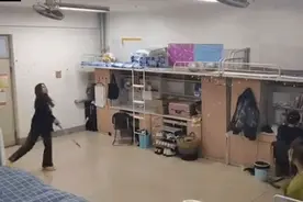 山东这间大学宿舍大到能打羽毛球！网友：说话要靠吼吧…图片