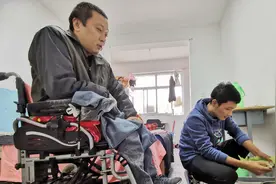 “00后”男孩带着爸爸上大学：父亲在，家就在图片