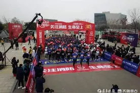 迷你马拉松冠军冲线，24岁消防小哥哥夺冠图片