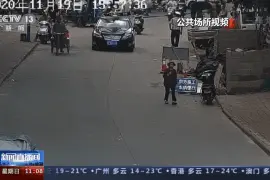 太尴尬！酒驾冲进街边厕所 安全出行不要心存侥幸图片