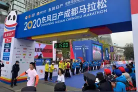 最后一名也有奖牌和鲜花！“压哨”完赛的她收到成马暖心大礼图片