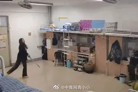 这个大学宿舍太大……大到能打羽毛球图片