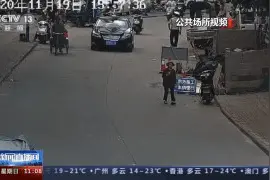 太尴尬！酒驾冲进街边厕所 安全出行不要心存侥幸图片