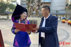 “矿山妈妈”挖煤背石头养育7个孩子 包括4名孤儿 获国务院表彰图片