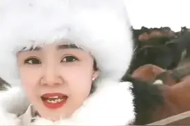 身披红斗篷在雪地策马奔腾，新疆这位41岁女副县长火了图片