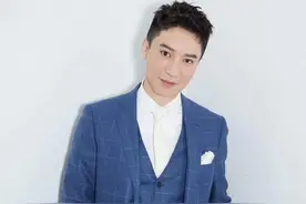 刘璇与王弢宝蓝色套装 凸显夫妻气质图片