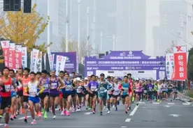 4人跑进2小时10分 创中国马拉松最好时代图片