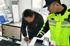 驾驶证被吊销，男子伪造证件开重卡上路图片