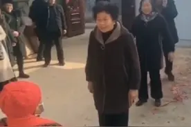天伦之乐！8个子女排队为百岁母亲祝寿，最大的82岁最小的57岁图片