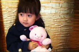 还记得cos阿拉蕾走红的小葡萄吗？她13岁长这样图片
