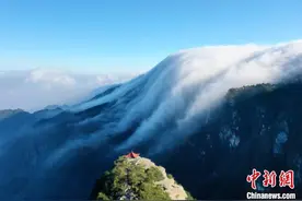 壮观！江西庐山冬季现瀑布云海 倾泻而下如梦如幻图片