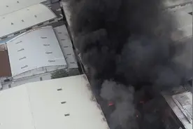 江门一电器厂突发火灾，60余名消防员到场4小时后扑灭视频封面
