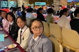 校领导穿正装给108名学生端牛排，鼓励表现优异的学生，网友评价不一图片
