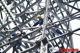 行走在百米高空线缆上，这些电网女生很“爷们”图片