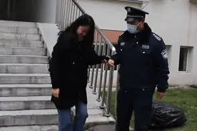 这个大叔太暖了！高校保安连续14天接送骨折女生上课视频封面